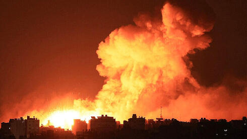עזה הנטושה עולה באש, לאחר הפצצת חיל האוויר, צילום: AFP