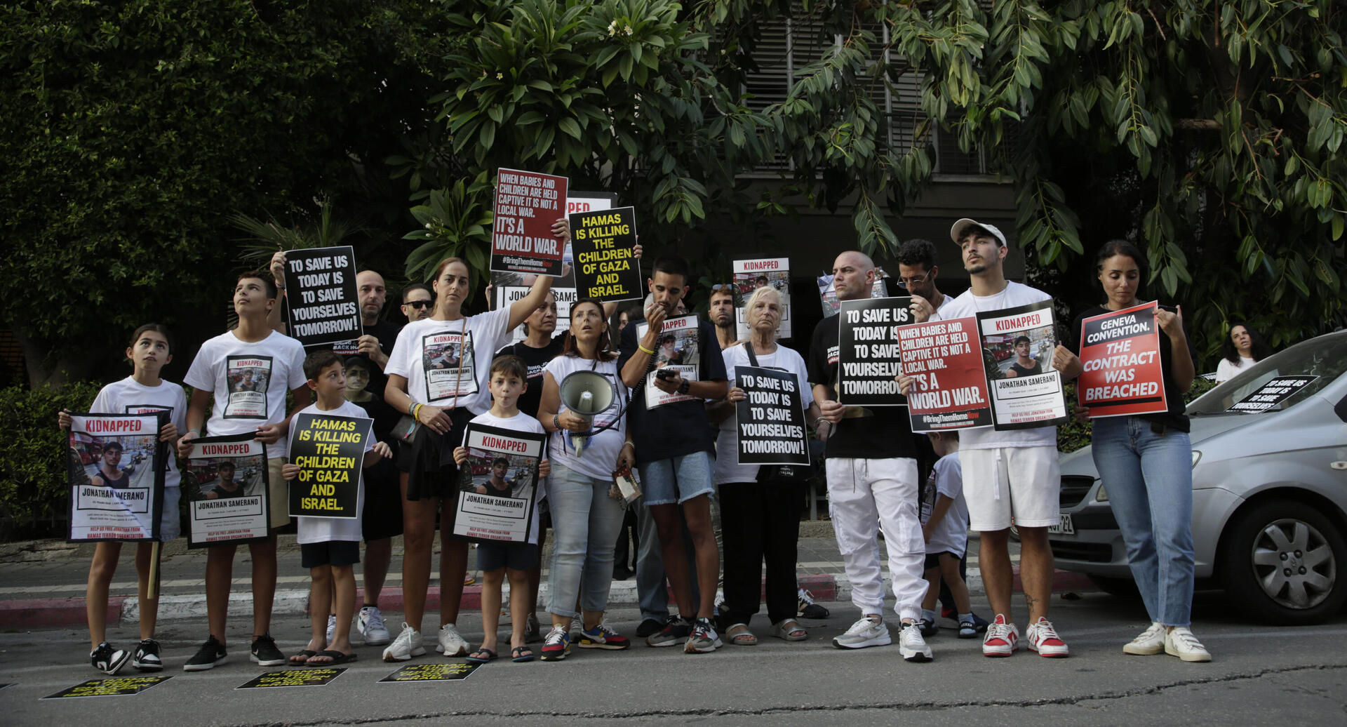  פוטו הפגנה משפחות חטופים מול שגרירות מצרים 