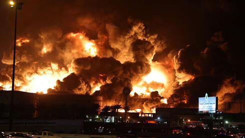 מאגרי נפט של סעודיה בוערים לאחר מתקפה סעודית, צילום: רויטרס