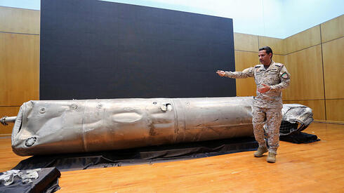 קצין סעודי מציג הריסות של טיל בליסטי תימני שהופל, צילום: רויטרס