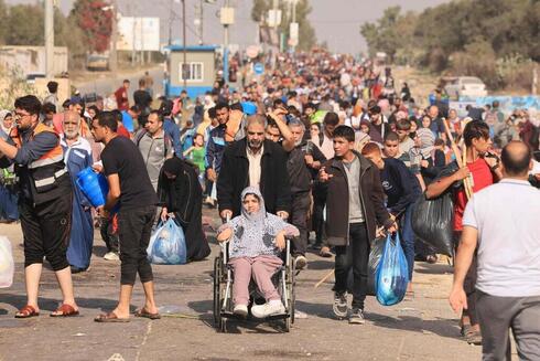 פלסטינים עוזבים את צפון הרצועה, צילום: MAHMUD HAMS / AFP