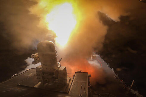 תיעוד מליל ההתקפה עצמו: המשחתת קארני יורה טיל ממשטח השיגור הקדמי, צילום: USN