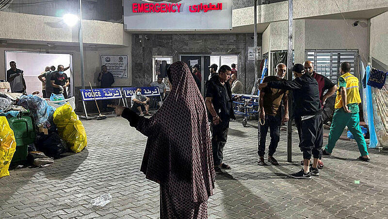 פלסטינים עומדים מחוץ ל בית החולים שיפא ב עזה מלחמה בעזה חרבות ברזל 10.11.23