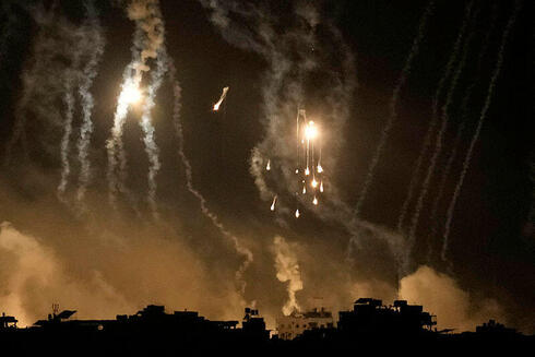 פצצות תאורה מעל עזה, הערב, צילום: AP Photo/Leo Correa