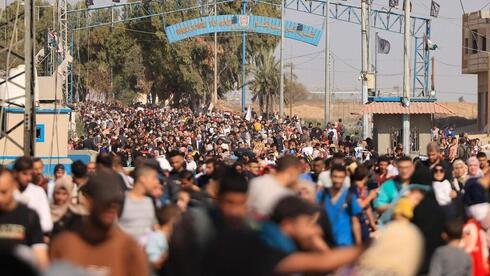 פלסטינים נעים דרומה ברצועת עזה, צילום: MAHMUD HAMS / AFP