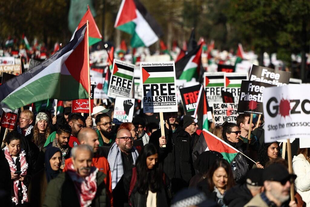 מפגינים עם כרזות "לשחרר את פלסטין", אחר הצהריים בלונדון