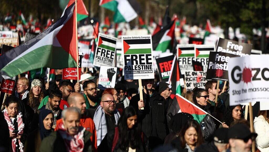 צעדת ענק פרו-פלסטינית בלונדון ביום הזיכרון הבריטי