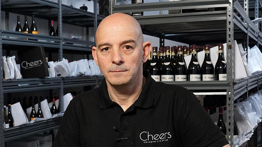 יניב פרסלר בעל חנות  צ'ירס חנות מקוונת לממכר יין ויבואן יין למסעדות