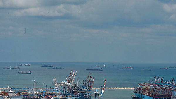 אוניות מטענים בנמל חיפה 