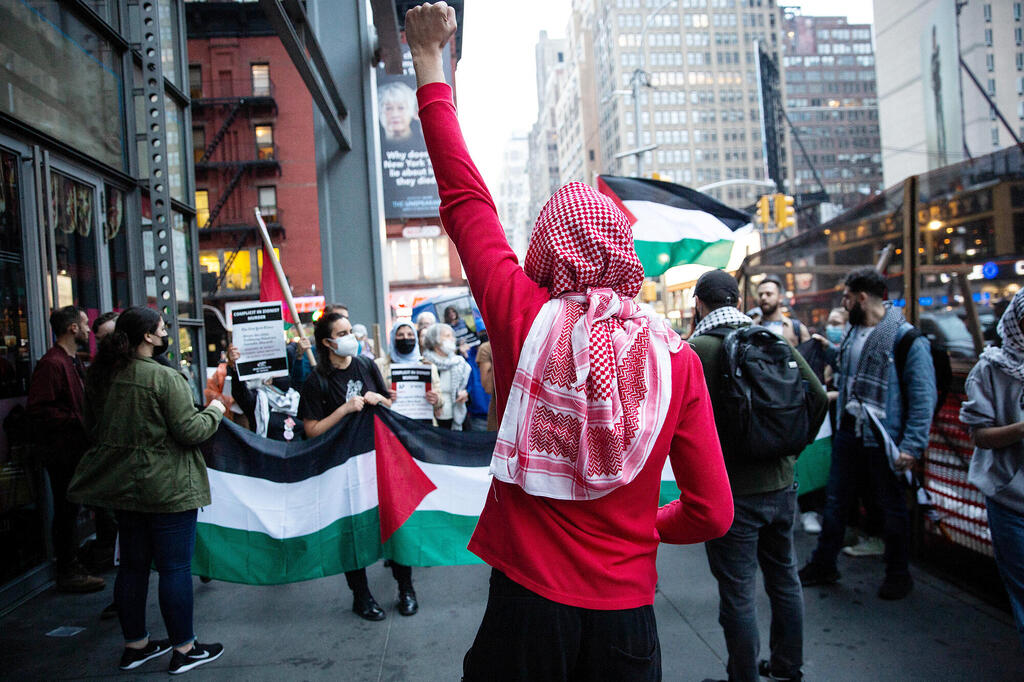 אקטיביסט בהפגנת תמיכה ב פלסטינים ב ניו יורק פנאי