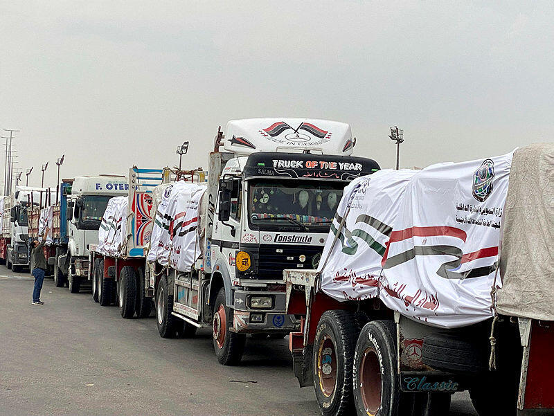 משאיות עם ציוד הומניטרי במצרים, בדרך לרצועת עזה מלחמה בעזה חרבות ברזל 12.11.23