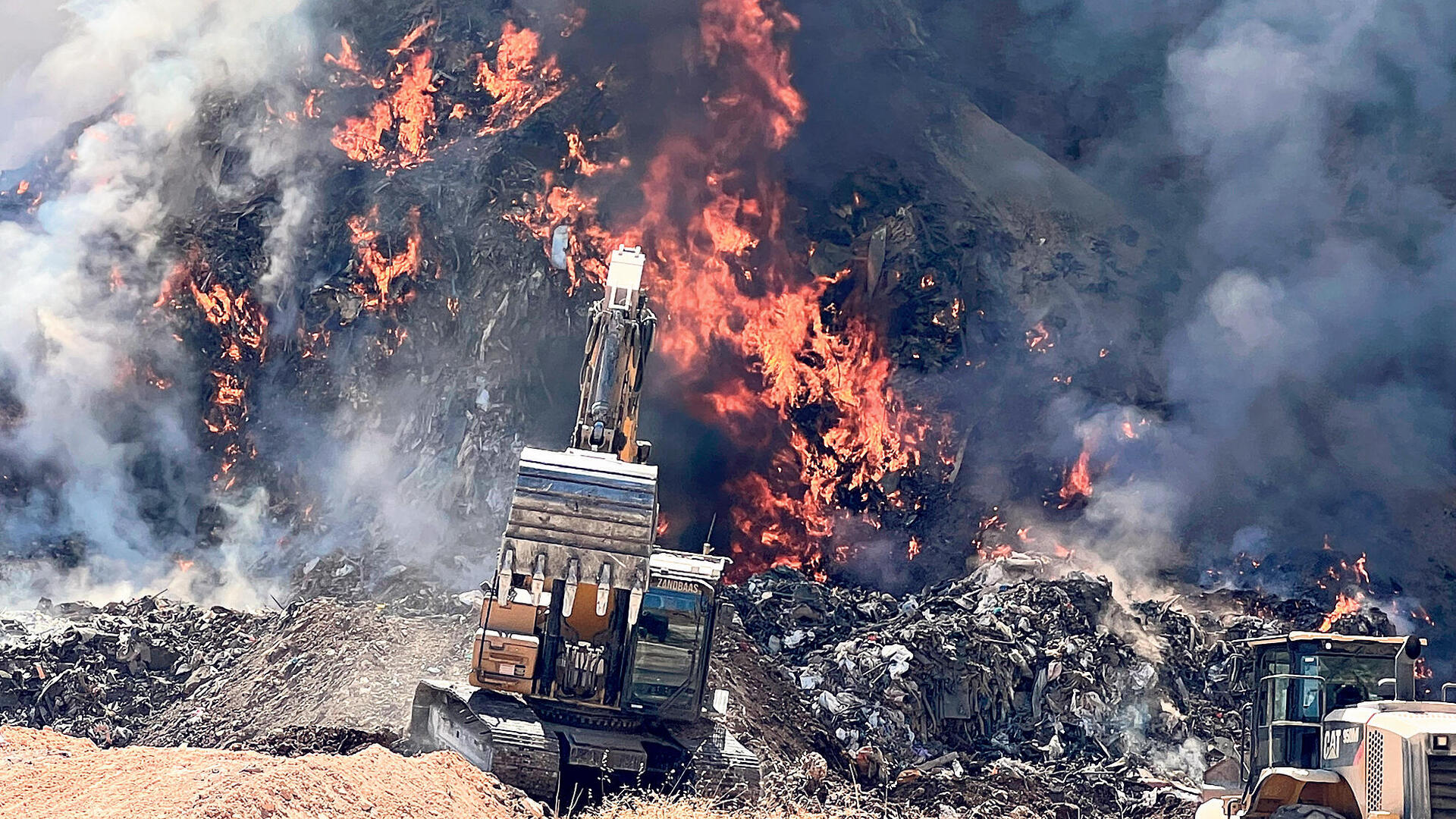 שריפה ב אתר פסולת ב רשות הפלסטינית