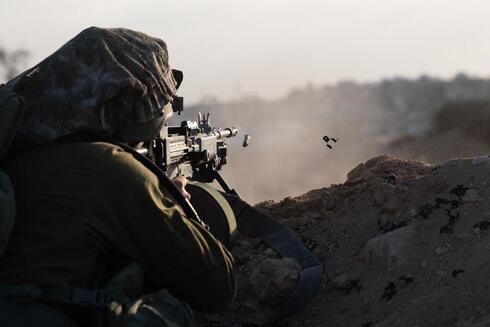 חייל צה"ל משיב בירי, צילום: דובר צה"ל