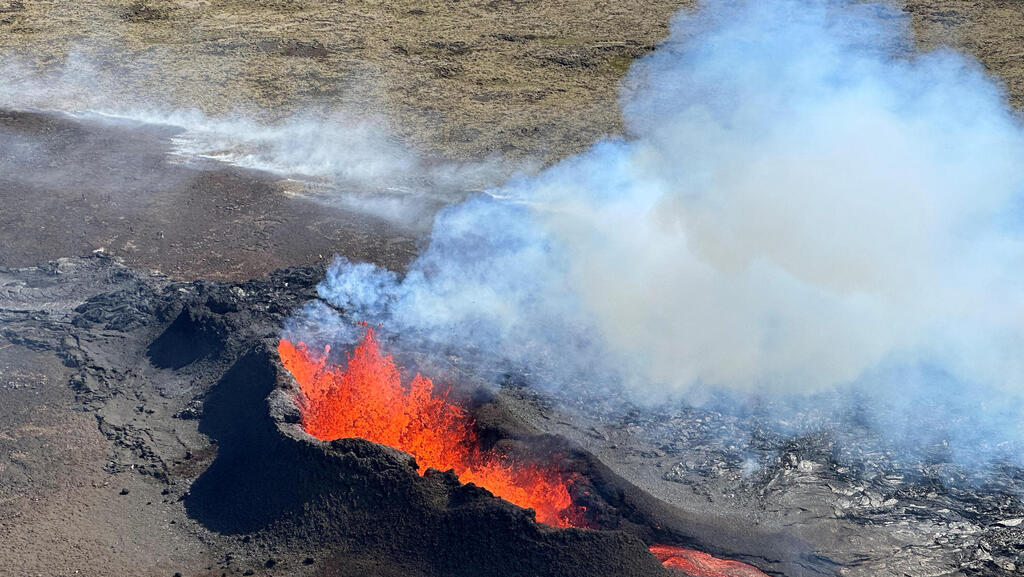 צרות של אחרים: איסלנד הכריזה על מצב חירום בגלל חשש מהתפרצות הר הגעש