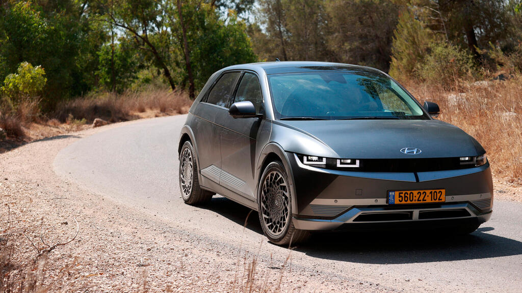 יונדאי איוניק 5 חשמלית (צילום: עמית שעל) רכב יונדאי איוניק 5 ה חשמלית ב צבע אפור ב נסיעת מבחן ב כביש