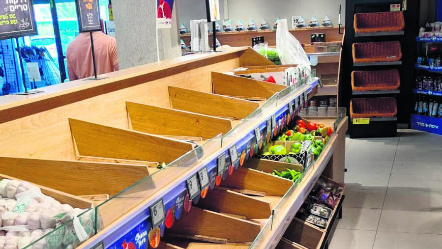 מדפים ריקים בסופרמרקט עם פתיחת מלחמת חרבות ברזל