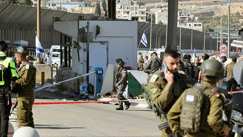 כוחות הביטחון בזירת הפיגוע במחסום המנהרות בירושלים