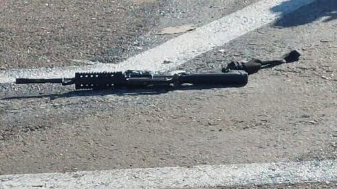 אחד מכלי הנשק ששימשו את המחבלים בפיגוע בכביש המנהרות, צילום: מתוך ynet