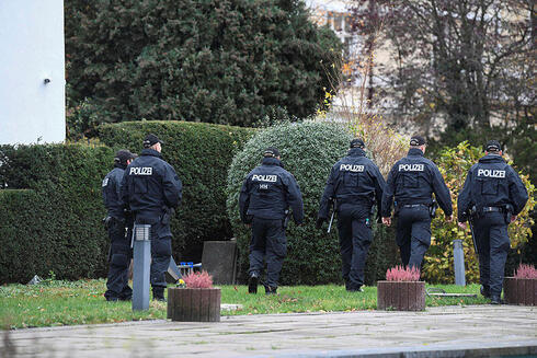 שוטרים גרמנים עורכים פשיטה על המרכז האיסלאמי בהמבורג, הבוקר, צילום: REUTERS/Fabian Bimmer