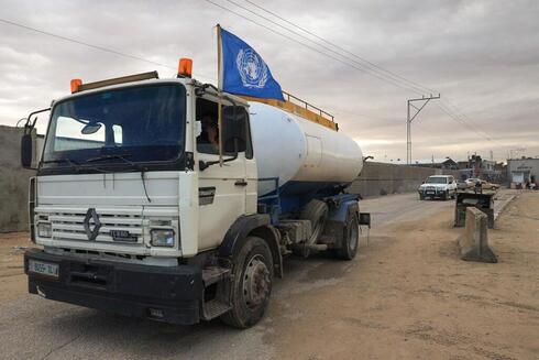 משאית דלק מצרית במעבר רפיח, צילום:  SAID KHATIB / AFP