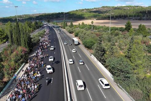 צעדת משפחות החטופים בכביש 1, היום, צילום: רויטרס / Ilan Rosenberg