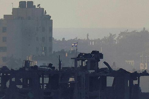 דגל ישראל ברצועת עזה, היום, צילום: REUTERS/Alexander Ermochenko