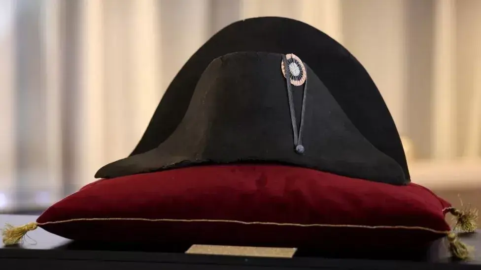 כובע של נפוליאון נמכר במחיר שיא של 1.9 מיליון יורו