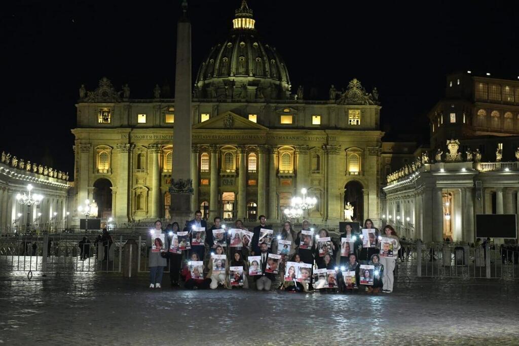  משפחות החטופים  בכיכר סאן פייטרו אחרי המפגש עם האפיפיור 22.11.23 מלחמה בעזה חרבות ברזל