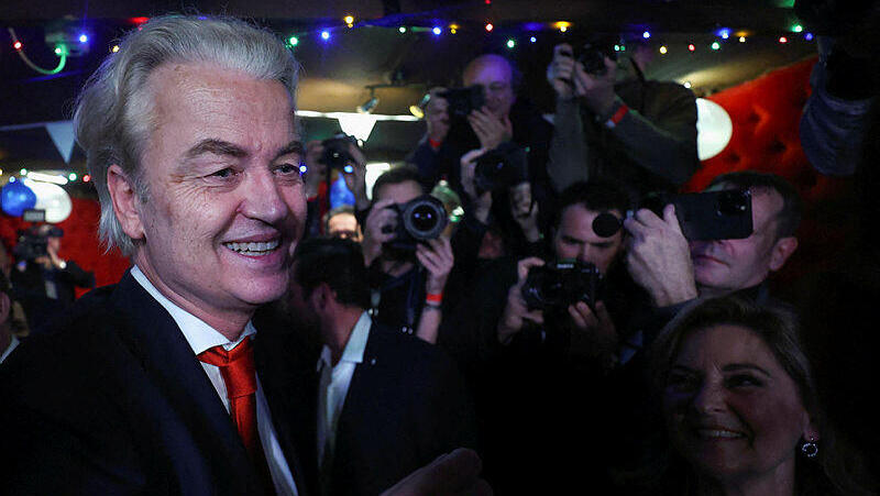 חרט וילדרס מפלגת PVV הולנד לאחר מדגמים שמראים שמפלגתו ניצחה בבחירות ב הולנד 22.11.23