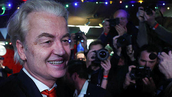 חרט וילדרס מפלגת PVV הולנד לאחר מדגמים שמראים שמפלגתו ניצחה בבחירות ב הולנד 22.11.23