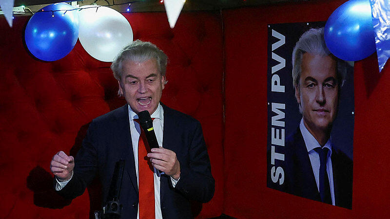 חרט וילדרס מפלגת PVV הולנד נואם לאחר מדגמים שמראים שמפלגתו ניצחה בבחירות ב הולנד 22.11.23