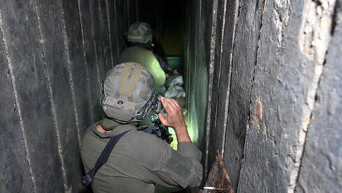 חיילים במנהרה מתחת לשיפא, צילום: Ahikam SERI / AFP