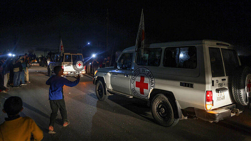 החטופים הישראלים מוסעים על ידי הצלב האדום למצרים