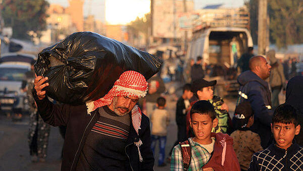 פלסטינאים שבים לבתיהם ב חאן יונס