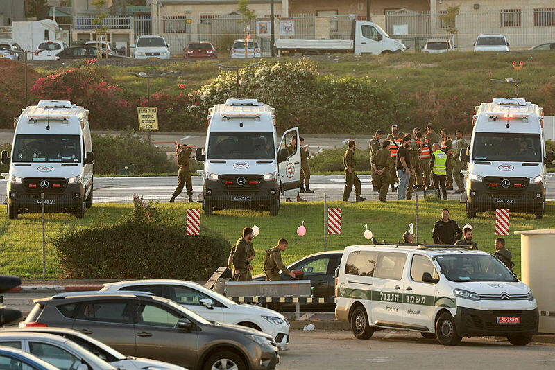 אמבולנסים שממתינים לחטופים הישראלים ליד מנחת המסוקים בבית החולים שניידר