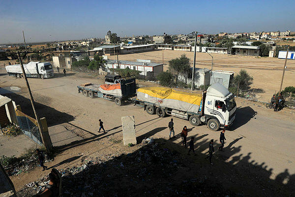 משאית סיוע נכנסת לעזה (ארכיון), צילום: AFP