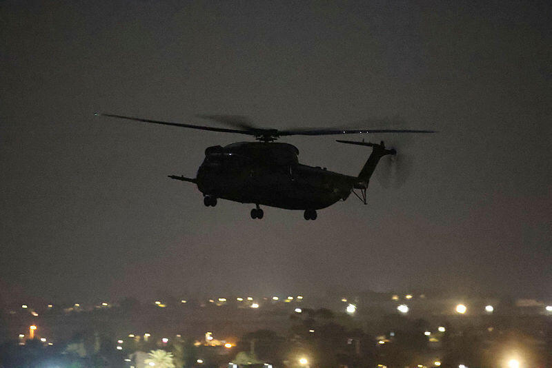 מסוק של חיל האוויר נוחת בכרם שלום, לקראת העברת החטופים לבתי החולים בישראל