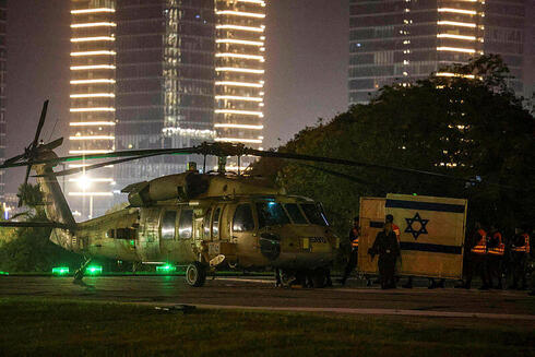 מסוק ובו חטופים ישראלים ששוחררו מעזה נוחת בבית החולים שניידר בפתח תקווה, צילום: Jack Guez / AFP