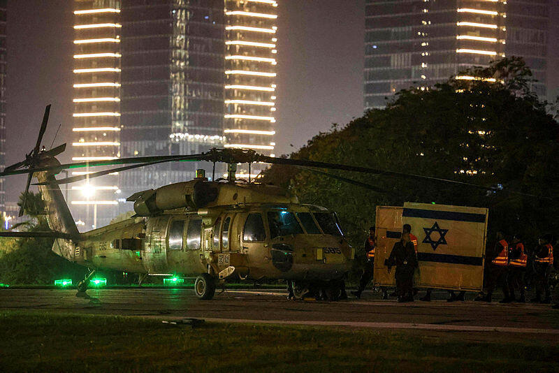 מסוק ובו חטופים ישראלים ששוחררו מעזה נוחת בבית החולים שניידר בפתח תקווה