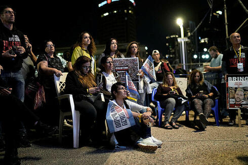 כיכר החטופים בתל אביב, הערב, צילום: REUTERS/Alexander Ermochenko