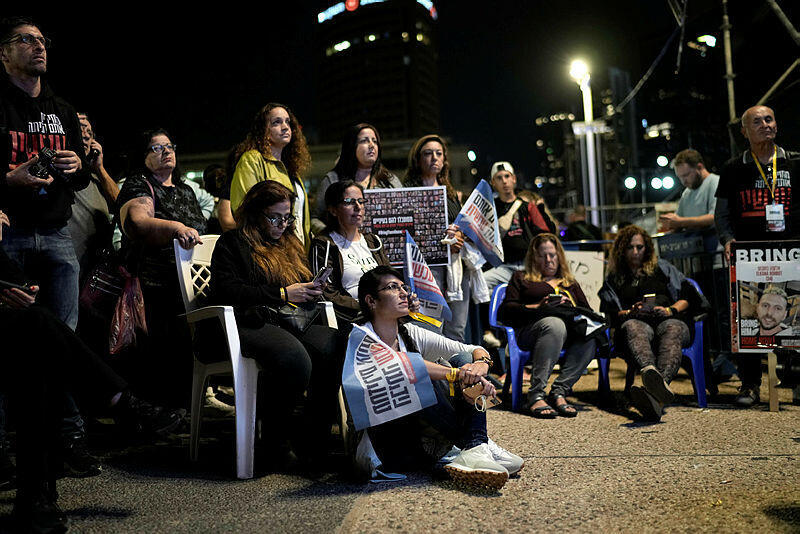 כיכר החטופים בתל אביב ממתינים לשחרור חטופים נוספים 25.11.23 מלחמה בעזה חרבות ברזל
