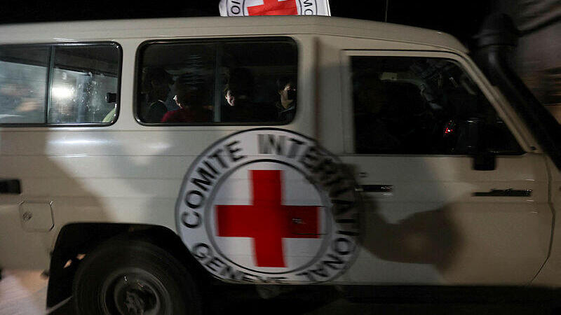 רכב של הצלב האדום ובו חטופים מגיע למעבר רפיח 25.11.23 מלחמה בעזה