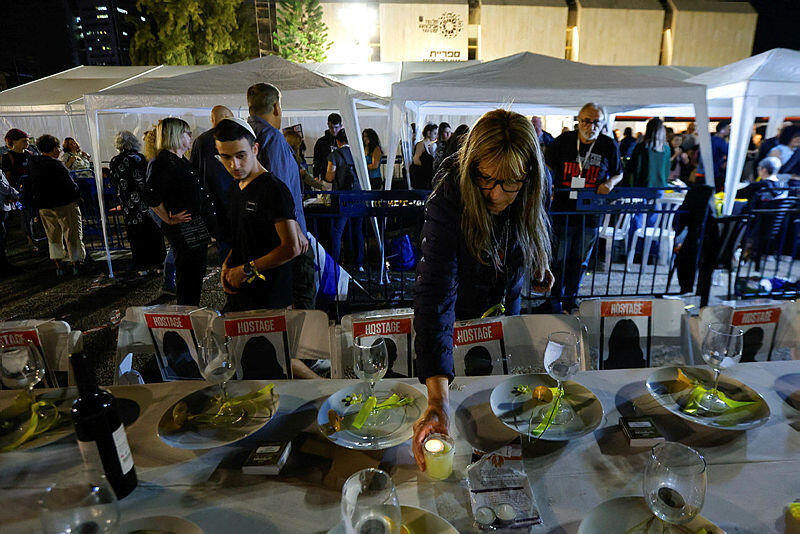 כיכר החטופים בתל אביב ממתינים לשחרור חטופים נוספים 25.11.23 מלחמה בעזה חרבות ברזל