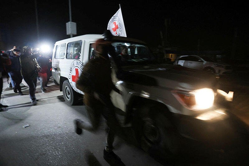 רכב של הצלב האדום ובו חטופים מגיע למעבר רפיח 25.11.23 מלחמה בעזה