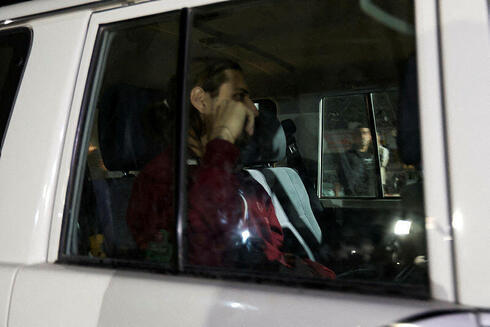 רוני קריבוי באמבולנס של הצלב האדום משוחרר משבי חמאס, צילום: REUTERS/Ibraheem Abu Mustafa