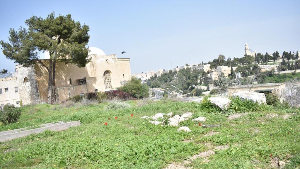 גבעת התנ"ך, ירושלים. "מבנה המלון ׳חונק׳ את מונומנט המצודה" (צילום: רני בן שאול) גבעת התנ"ך ירושלים