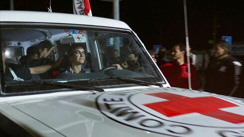 אמבולנס של הצלב האדום עם חטופים ששוחררו אתמול, צילום: REUTERS/Ibraheem Abu Mustafa