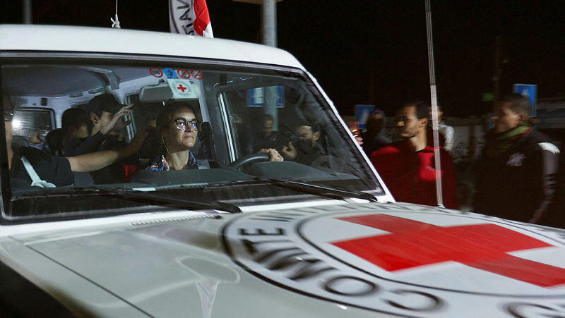 חטופים משוחררים מהשבי באמבולנס של הצלב האדום משוחרר משבי חמאס 26.11.23 מלחמה בעזה
