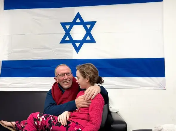 המפגש הראשון בין אמילי הנד ו אביה אחרי השחרור מהחמאס 26.11.2023
