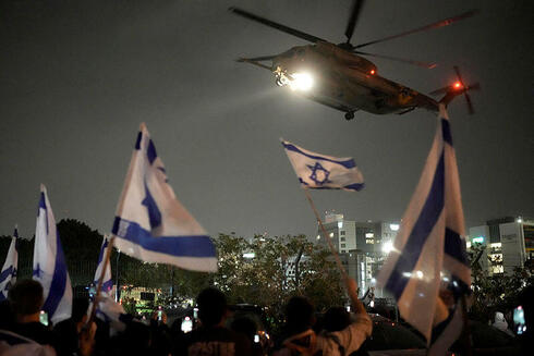 המסוק נוחת בשניידר, צילום: AP Photo/Leo Correa